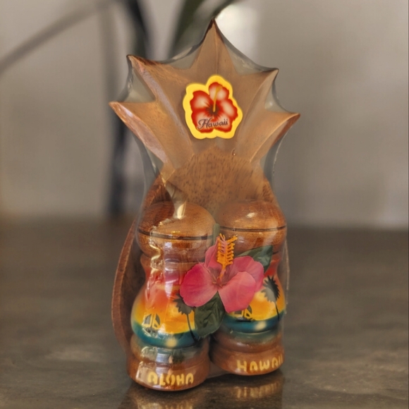 hawaiian Airbrushed salt and pepper shakers with pineapple dish - Picture 1 of 4